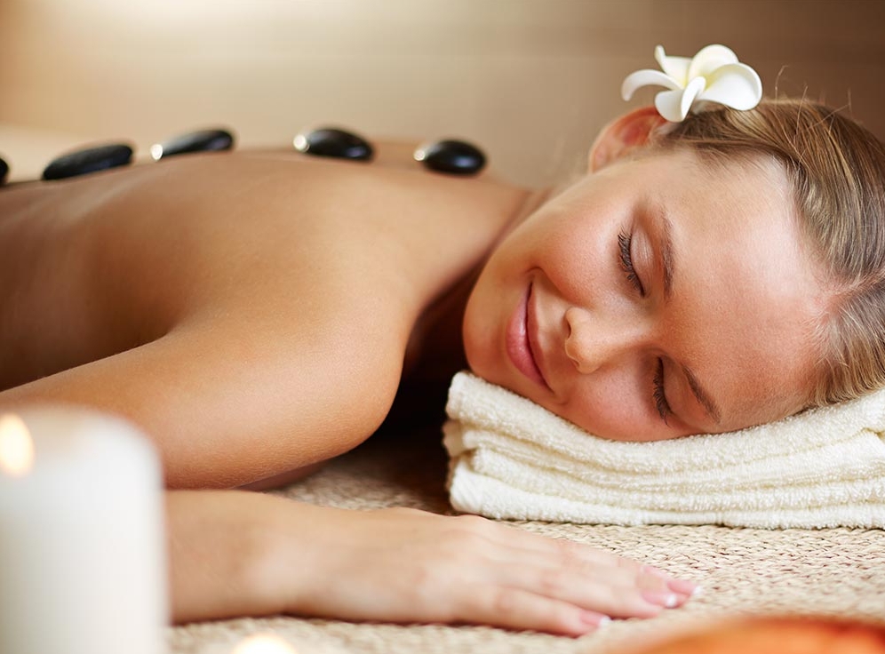 MASSAGEM COM PEDRAS QUENTES